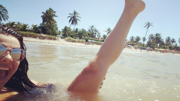 Fernanda Souza comemora 8 milhões de seguidores no Instagram de pernas pro ar