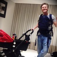 Michel Teló posa com mochila canguru à espera da filha, Melinda: 'Tudo pronto'