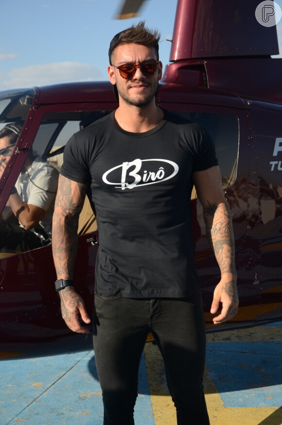 Lucas Lucco chegou de helicóptero para evento fashion no Brás, em São Paulo