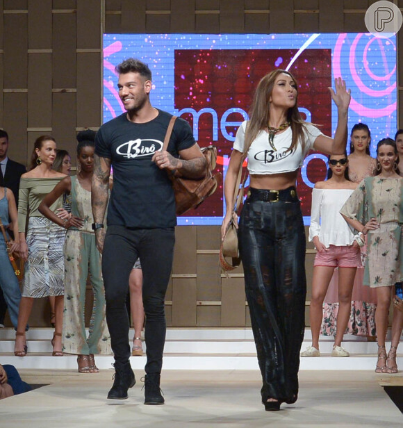 Lucas Lucco e Sabrina Sato esbanjaram simpatia em evento de moda em São Paulo, nesta terça-feira, 26 de julho de 2016