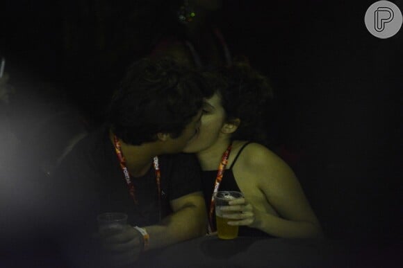 Amanda de Godoi e Francisco Vitti foram fotografados aos beijos durante a micareta Fortal