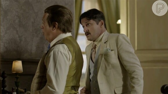 Carlos (Marcelo Serrado) garante ao coronel que ninguém vai conseguir provas contra eles, na novela 'Velho Chico'