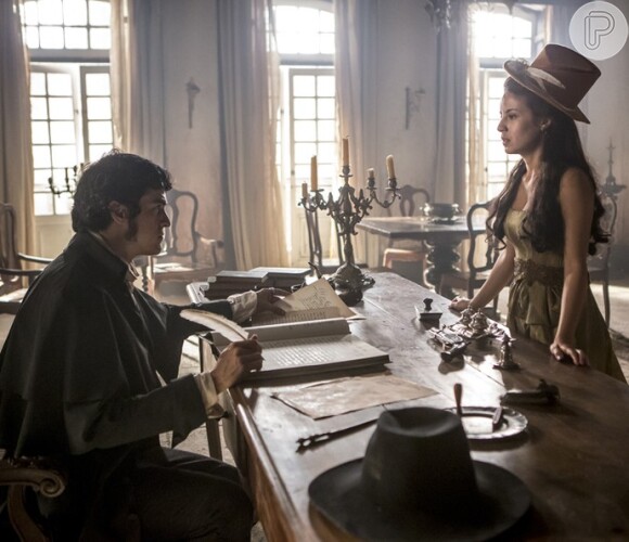 Fim de 'Liberdade, Liberdade': Rubião (Mateus Solano) dá surra em Rosa/ Joaquina (Andreia Horta) e faz roleta-russa com arma: 'Destino decidirá'