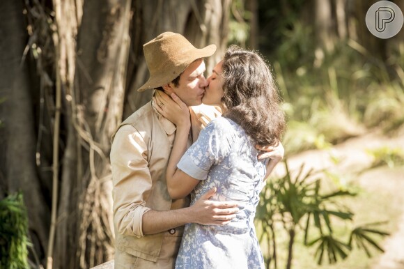 Candinho (Sérgio Guizé) e Filomena (Débora Nascimento) sempre foram apaixonados um pelo outro, na novela 'Êta Mundo Bom!'