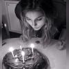 Xuxa Meneghel postou uma foto da filha apagando as velas do bolo em 2015