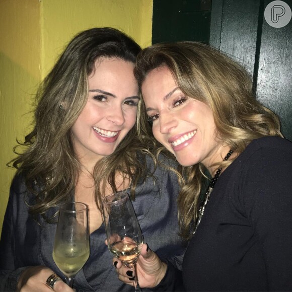 Maíra Charken e ex-BBB Ana Paula Renault curtiram a noite carioca juntas, na quinta-feira, 28 de julho de 2016