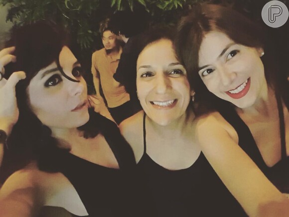 Monica Iozzi posa com as irmãs: as três saíram para jantar juntas usando preto