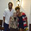 Sheron Menezzes recebeu avó e o noivo, Saulo Bernard, depois de se apresentar com o espetáculo 'Açai & Dedos', no Rio de Janeiro, em 1º de maio de 2013