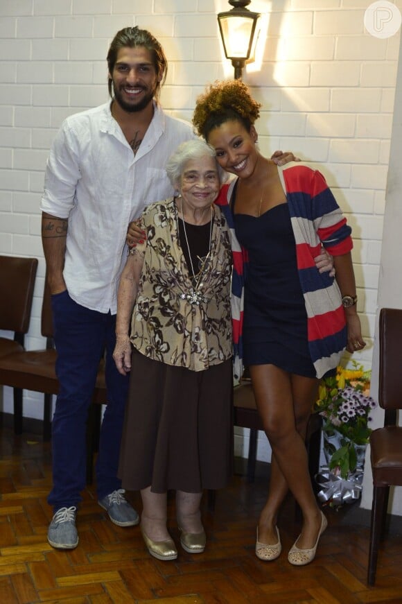 Sheron Menezzes recebeu avó e o noivo, Saulo Bernard, depois de se apresentar com o espetáculo 'Açai & Dedos', no Rio de Janeiro, em 1º de maio de 2013