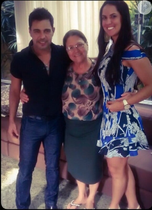 Graciele Lacerda posa com o namorado, Zezé Di Camargo, e a mãe do cantor, Helena
