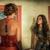 Luzia (Lucy Alves) confronta Tereza (Camila Pitanga) e questiona o que ela está fazendo na sala de Santo (Domingos Montagner), na novela 'Velho Chico'