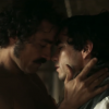 Em 'Liberdade, Liberdade', André (Caio Blat) e Tolentino (Ricardo Pereira) trocam beijos
