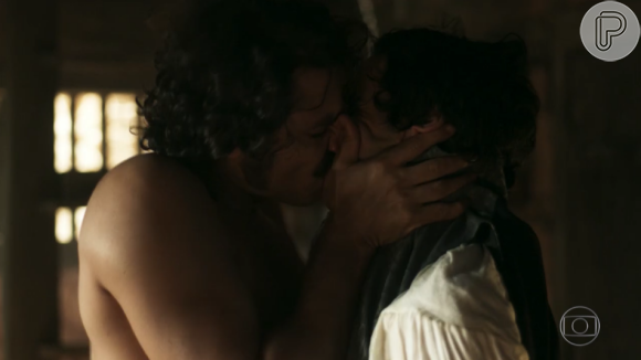 Em 'Liberdade, Liberdade', nova cena de beijos entre André (Caio Blat) e Tolentino (Ricardo Pereira) agita internautas: 'Amor livre'