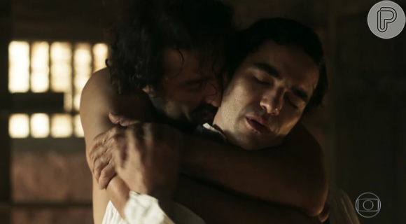 'Casal mais lindo', diz fã após nova cena de amor de André (Caio Blat) e Tolentino (Ricardo Pereira) em 'Liberdade, Liberdade'