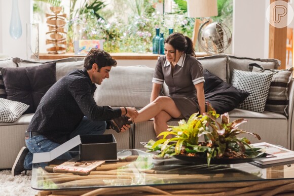 Felipe (Marcos Pitombo) leva Shirlei (Sabrina Petraglia) ao ortopedista e eles descobrem que o problema que ela tem na perna pode ser corrigido, na novela 'Haja Coração'