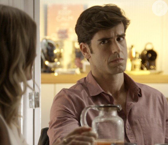 Felipe (Marcos Pitombo) expulsa Jéssica (Karen Junqueira) de sua casa por causa de Shirlei (Sabrina Petraglia), na novela 'Haja Coração'