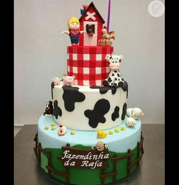 Bolo de aniversário da festa de aniversário de 7 anos de Rafaella Justus tem decoração com animais da fazenda