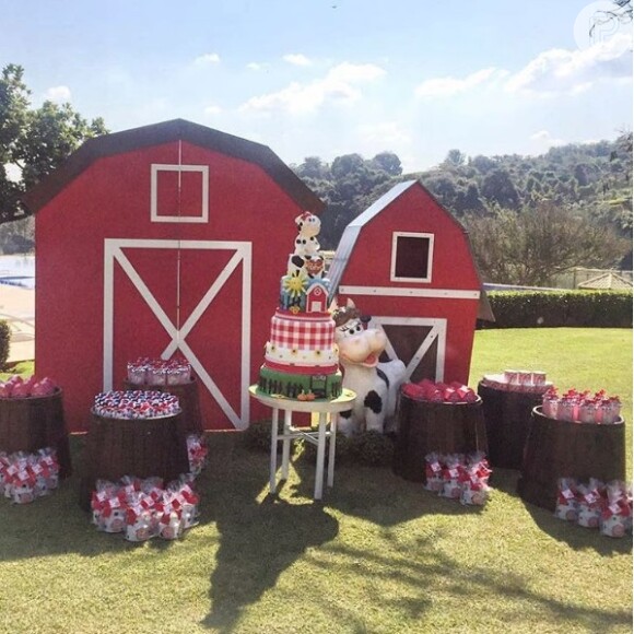 Festa do aniversário de 7 anos de Rafaella Justus contou com decoração de fazenda, com direito à estábulo e vacas