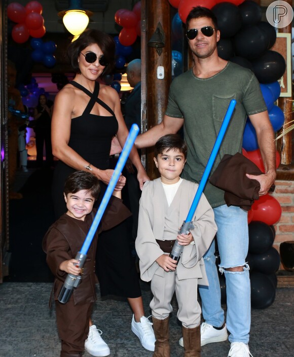 Juliana Paes posa com o marido, Carlos Eduardo Baptista, e os dois filhos, Pedro e Antonio, no aniversário de 3 anos do caçula, em 30 de julho de 2016