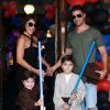 Juliana Paes posa com o marido, Carlos Eduardo Baptista, e os dois filhos, Pedro e Antonio, no aniversário de 3 anos do caçula, em 30 de julho de 2016