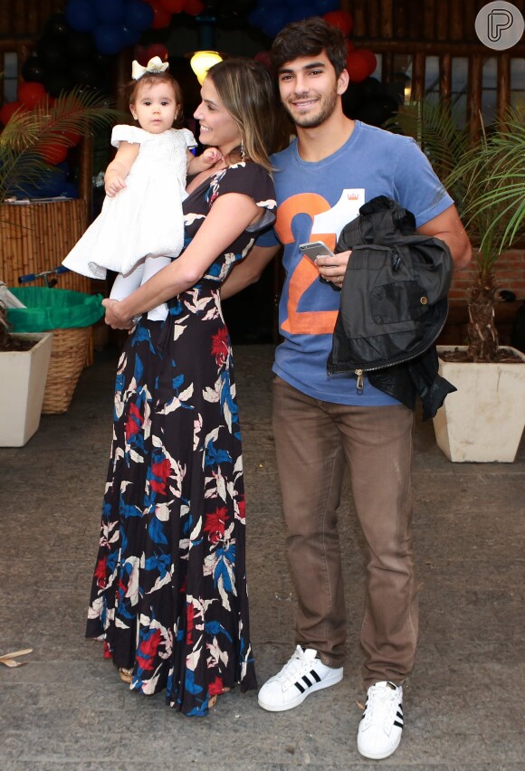 Deborah Secco chega à festa de Antonio acompanhada do marido, Hugo Moura, e da filha, Maria Flor