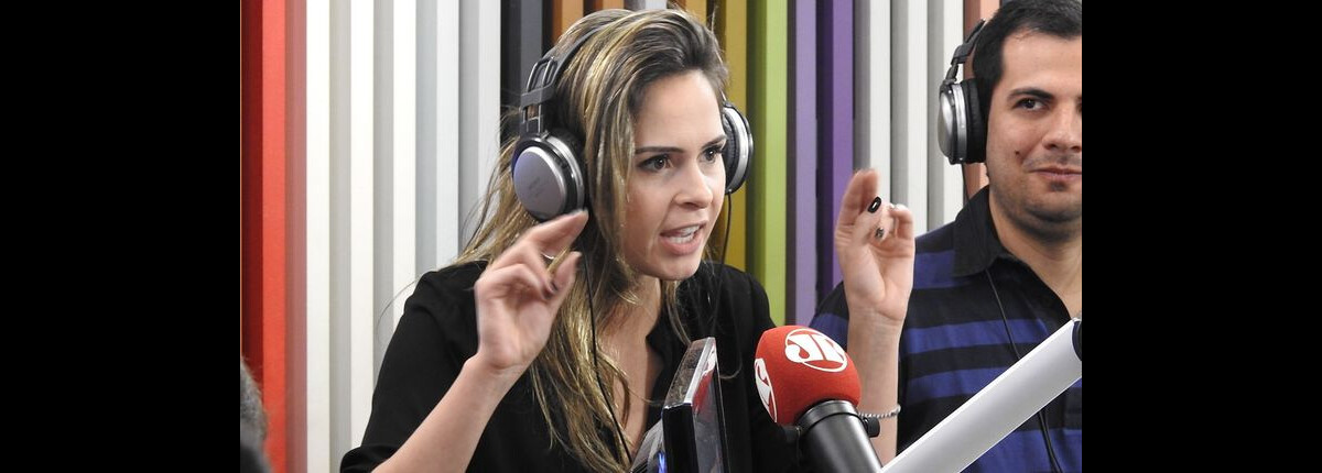 Foto Ex Bbb Ana Paula Renault Participou Do Programa Pânico Da Rádio Jovem Pan E Falou 2015