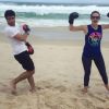 Juliano Laham pratica luta com Juliana Paiva em praia, em 31 de julho de 2016