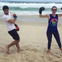 Juliano Laham e Juliana Paiva praticam luta em praia: 'Nocauteado de amor'