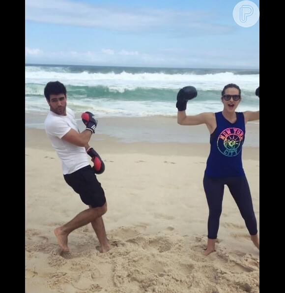 Juliano Laham pratica luta com Juliana Paiva em praia, em 31 de julho de 2016