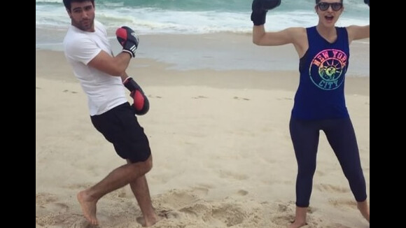 Juliano Laham e Juliana Paiva praticam luta em praia: 'Nocauteado de amor'