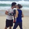 Juliano Laham e Juliana Paiva trocam beijo em praia
