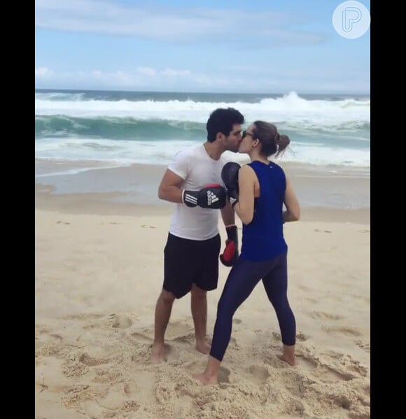 Juliano Laham e Juliana Paiva trocam beijo em praia