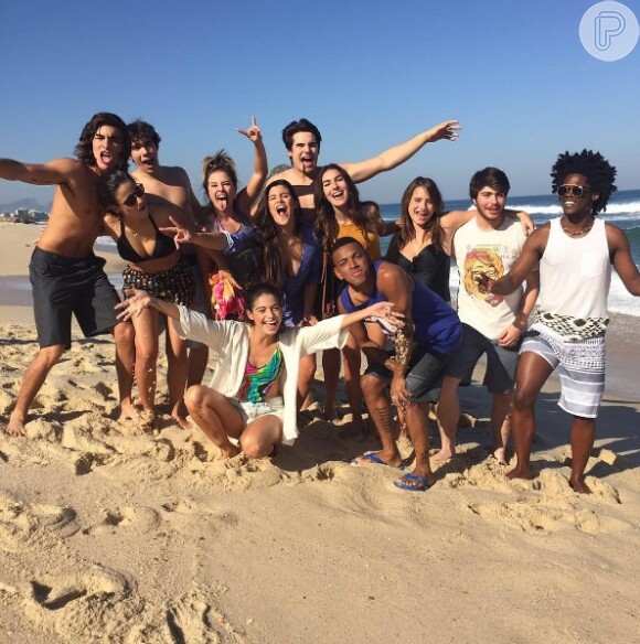 Giulia Costa posou com o elenco de 'Malhação' na praia da Macumba, no Rio