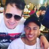Neymar foi ao restaurante acompanhado de Gabigol