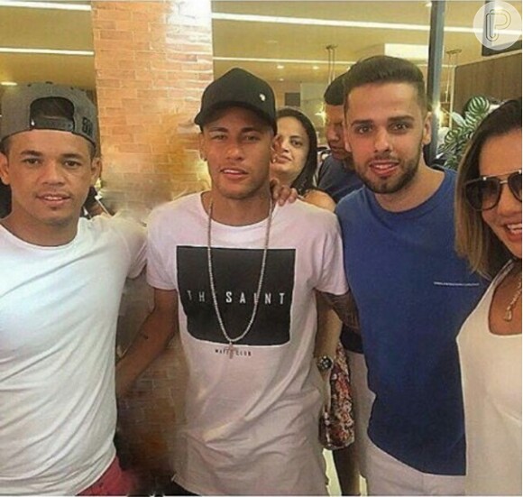 Neymar posou com fãs na churrascaria