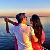 Zezé Di Camargo e a namorada, Graciele Lacerda, aproveitaram viagem ao Mato Grosso para passear de barco pelo Lago do Manso