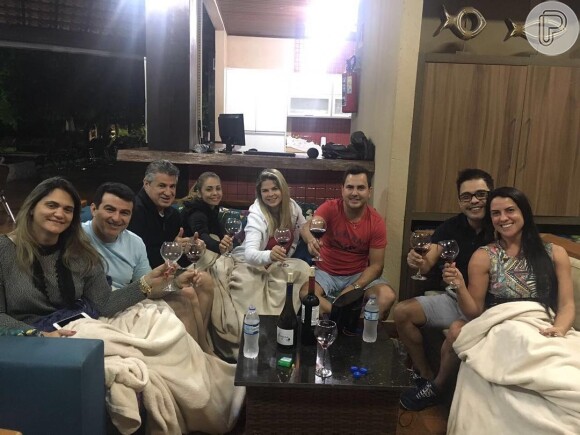 Zezé Di Camargo e a namorada, Graciele Lacerda, posam com amigos em viagem ao Mato Grosso