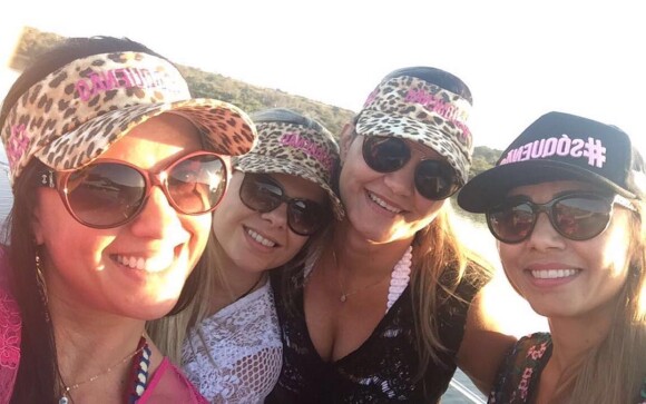 Namorada de Zezé Di Camargo, Graciele Lacerda posa com amigas em viagem ao Mato Grosso