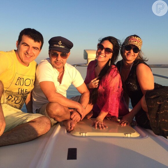 Zezé Di Camargo e a namorada, Graciele Lacerda, curtem férias com amigos no Mato Grosso