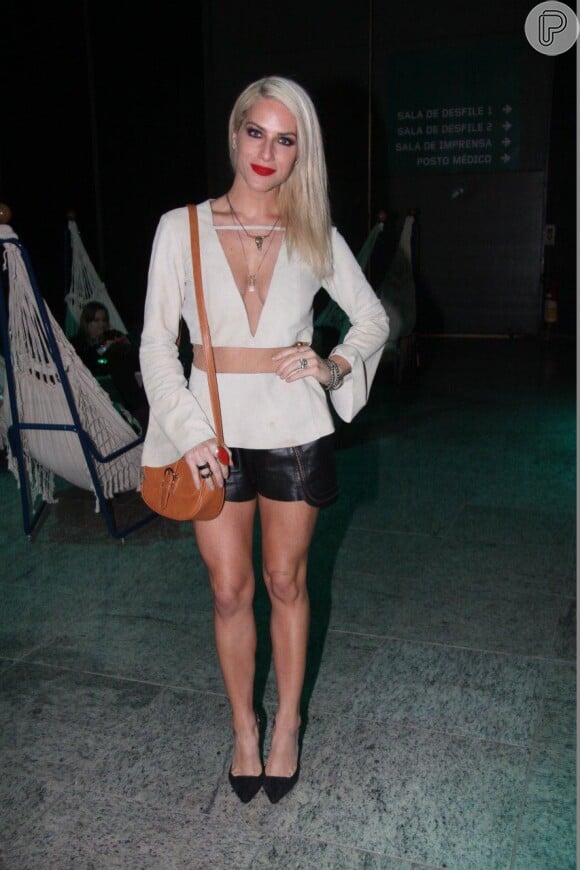 Giovanna Ewbank abusou do decote ao comparecer ao Fashion Rio, em 7 de novembro de 2013. A atriz ainda usou um short de couro preto, deixando as pernas à mostra