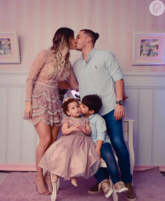 Wesley Safadão e Thyane Dantas comemoram os 2 anos da filha, Ysys, em julho de 2016. Na foto, também está Yhudy, de 5 anos, fruto do primeiro casamento do cantor
