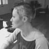 Em seu perfil do Instagram, Shannen Doherty publicou fotos enquanto cortava seus cabelos