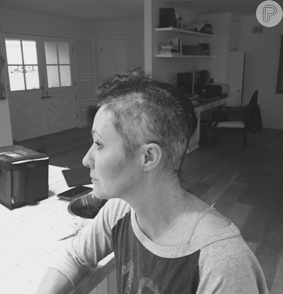 Em seu perfil do Instagram, Shannen Doherty publicou fotos enquanto cortava seus cabelos