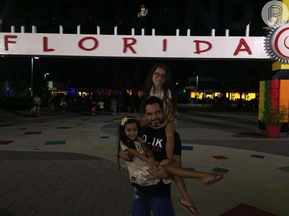 Luciano Camargo está em Orlando com as gêmeas Isabella e Helena e compartilhou registro com os seguidores