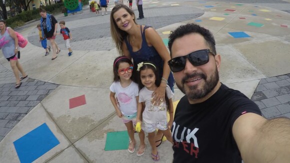 Luciano Camargo curte viagem com mulher, Flávia, e filhas: 'Com elas'. Fotos!