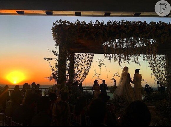 Wesley Safadão e Thyane Dantas se casam sob o pôr do sol no Ceará