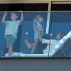 Gisele Bündchen se divertiu com os filhos, Benjamin e Vivian Lake, na varanda de um hotel no Rio de Janeiro na última segunda-feira, 1º de agosto de 2016