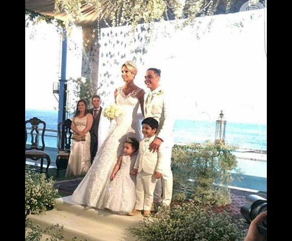 Vestido de noiva de Thyane Dantas está avaliado em R$ 72 mil: '58 mil cristais'