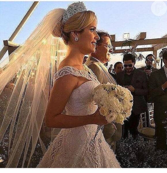 Vestido de noiva de Thyane Dantas está avaliado em R$ 72 mil: '58 mil cristais'