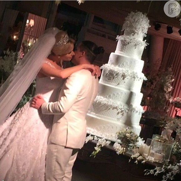 Vestido de noiva de Thyane Dantas está avaliado em R$ 72 mil: '58 mil cristais'